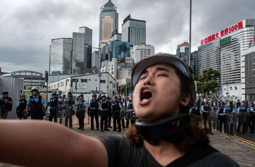 Hong kong Protest 'हैंडओवर डे' पर हांगकांग में भड़की हिंसा, पुलिस ने नाकाम की विधान सभा में घुसने की कोशिश