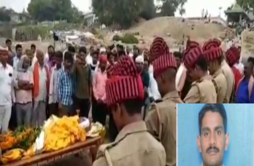 Martyr akhilesh pal गाजीपुर: घर पहुंचा जवान अखिलेश पाल का पार्थिव शरीर, नम आंखों से दी गई अंतिम विदाई