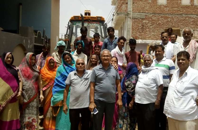 hindaun karauli news ज्योति नगर में नल कनेक्शन से पहले बन रही सडक़ का निर्माण रुकवाया