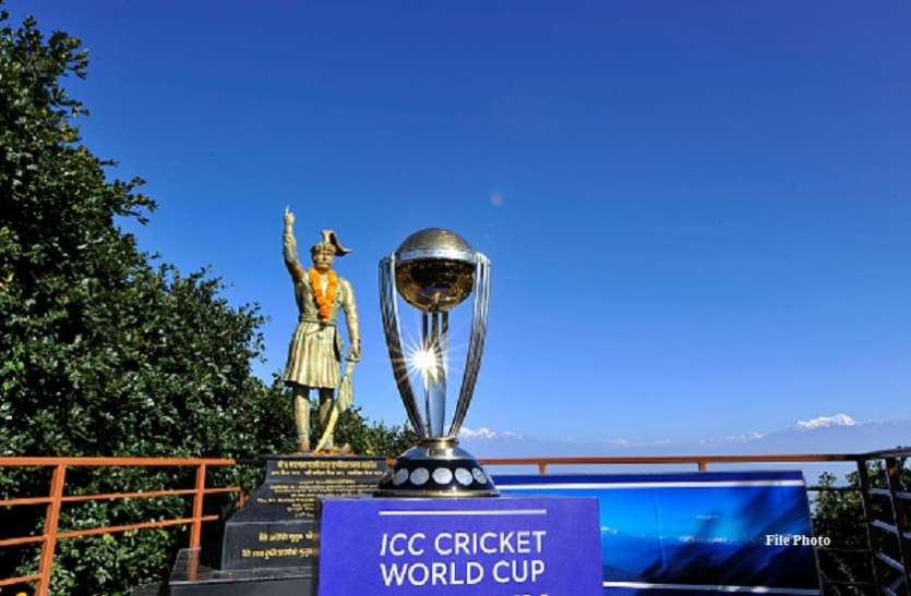 World Cup 2019 Trophy World Cup 2019: सेमीफाइनल में पहुंचने का किसका दावा ज्यादा मजबूत