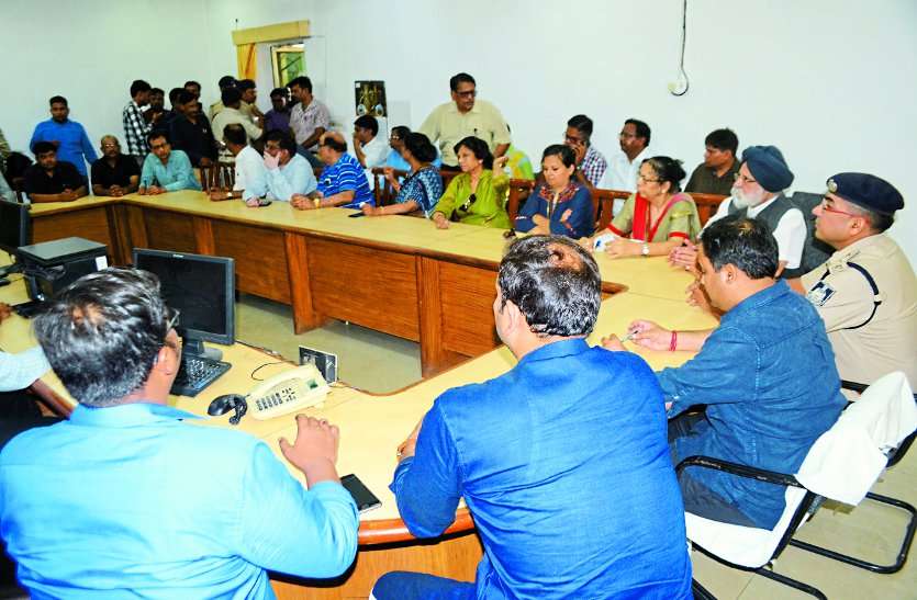 collector and sp gwalior meeting with IMA doctors in gwalior भ्रूण परीक्षण का मामला: प्रशासन और डॉक्टरों की हुई मीटिंग, स्टिंग करने वाली दीपशिखा बनी घाटीगांव एसडीएम