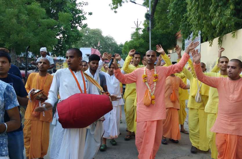 Jagannath Rath Yatra हरि बोल के कीर्तन संग श्री जगन्नाथ रथयात्रा का दिया गया निमंत्रण, तस्वीरें देख झूम उठेंगे आप