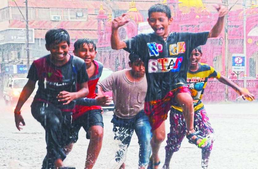 barish मानसून की पहली धुआंधार बारिश, बादलों में छुप गया शहर, मौसम विभाग ने दी ये खुशखबर