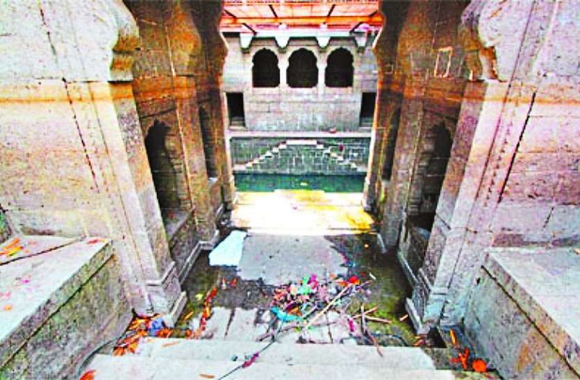 indore दो साल में तीसरी बार शुरू हुआ चंपा बावड़ी की सफाई का काम