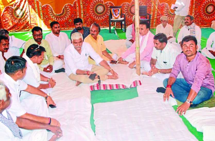 Union Minister Shekhawat reached Jasol, Inspect the accident site केन्द्रीय मंत्री शेखावत पहुंचे जसोल, हादसास्थल का किया निरीक्षण