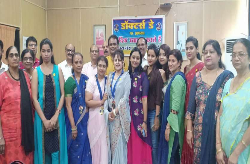 bhilai patrika डाक्टर्स ने गाए फिल्मी गाने, कुर्सी पाने खूब लगाई दौड़