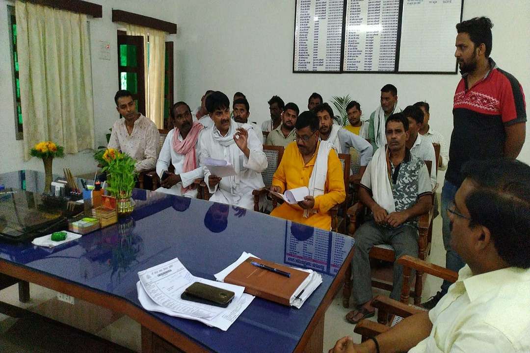 अपर नगर आयुक्त को अपनी बात समझाते पशुपालक