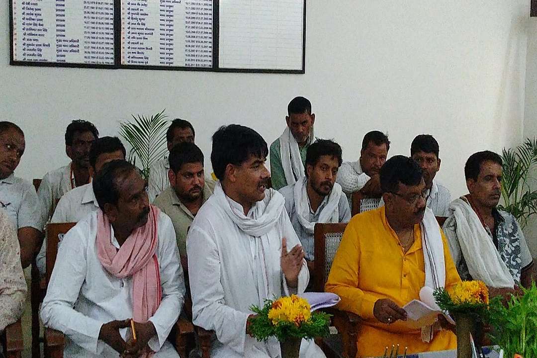 अपर नगर आयुक्त का घेराव करते पशुपालक