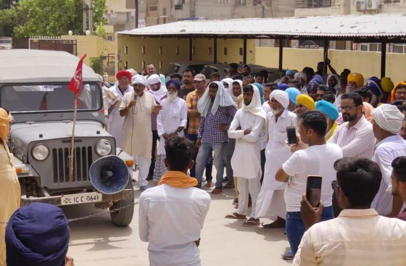 Protest पीडि़त पक्ष के खिलाफ मामला दर्ज करने पर भडक़े लोग