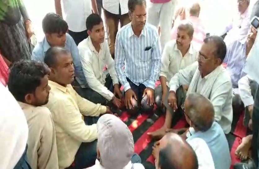 amethi पुलिस से नाराज लेखपालों ने किया कार्य बहिष्कार, धरना प्रदर्शन कर उठाई ये मांग