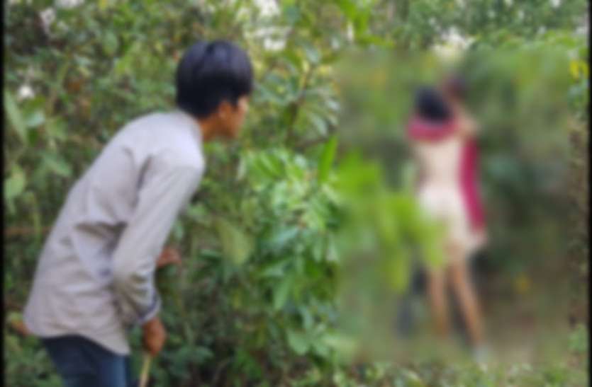 LOver Video हुआ वायरल: घने जंगल में ग्रामीणों ने पकड़ा प्रेमी जोड़ो को और धमका कर करने लगे...