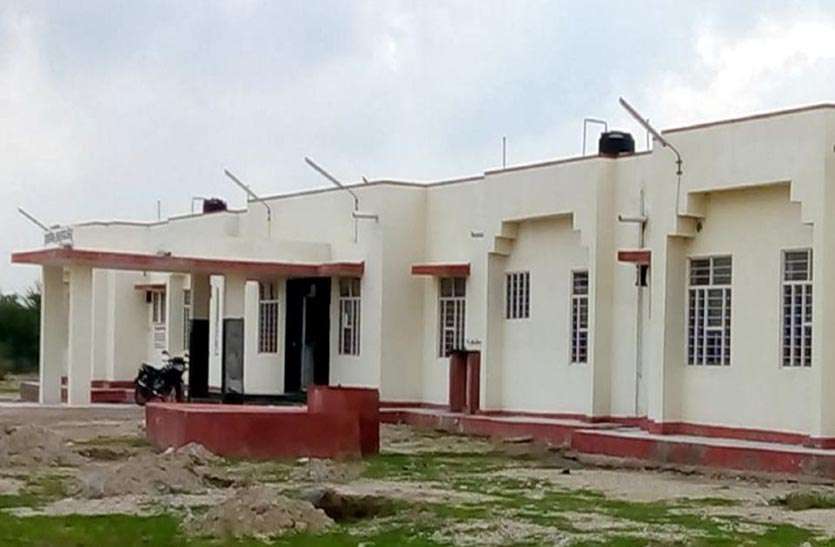 Sub-health center चिकित्सा व्यवस्था एक कम्पाउण्डर (नर्स-द्वितीय) के भरोसे संचालित