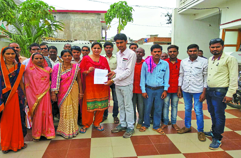 cg news अक्रोशिक लोगों ने कि विधायक से डॉक्टर की गिरफ्तारी की मांग, पीडि़त परिवार के मुआवजा के लिए सौंपा ज्ञापन