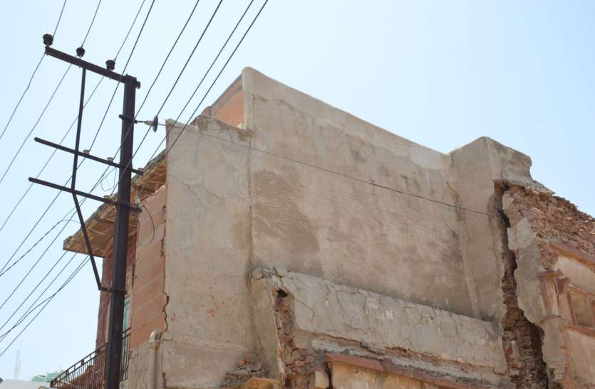 Damaged buildings May cause of death In Nagaur यहां बिजली के खम्भे से बांधकर रखी जाती है ‘खास’ दीवारें