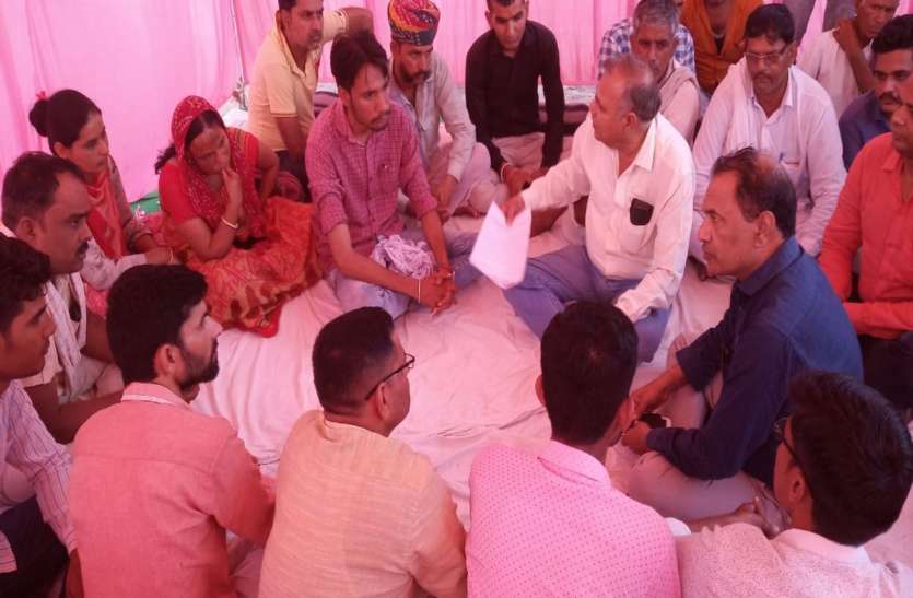 Napsar Community Health Center problem बीकानेर: नापासर में स्वास्थ्य सेवाओं की बदहाली को लेकर बैठे अनशन पर