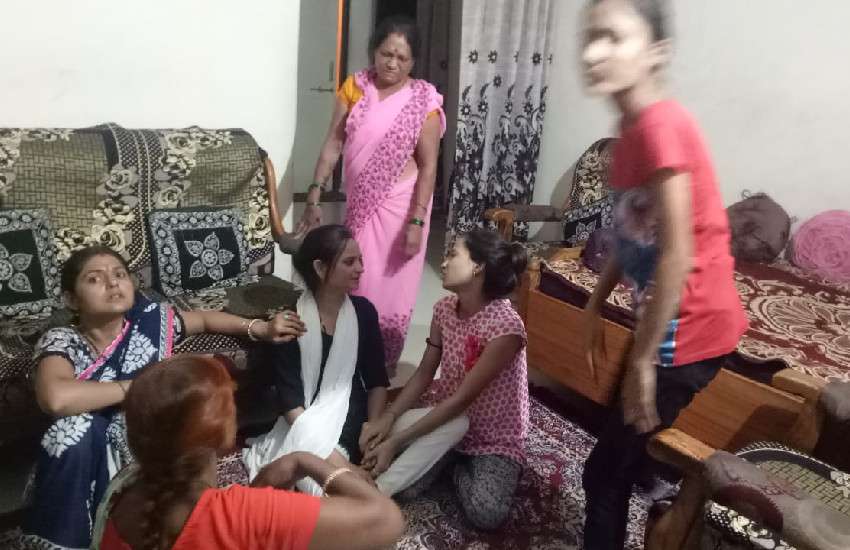 लाश मिलने के बाद परिजन इस हालत में