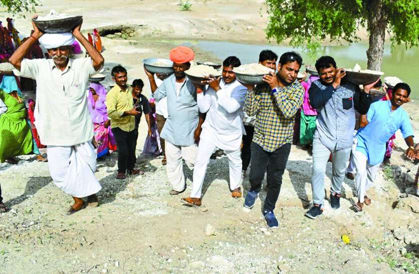 The villagers did Shramdan on Bhomiya Nade भोमिया नाडे पर ग्रामीणों ने किया श्रमदान