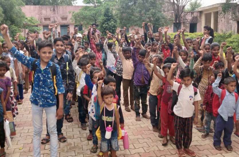 pratapgarh गांव का फैसला : सरकारी स्कूल (government schools)में ही पढ़ेंगे बच्चे, असर : नामांकन बढ़ा 50 तक