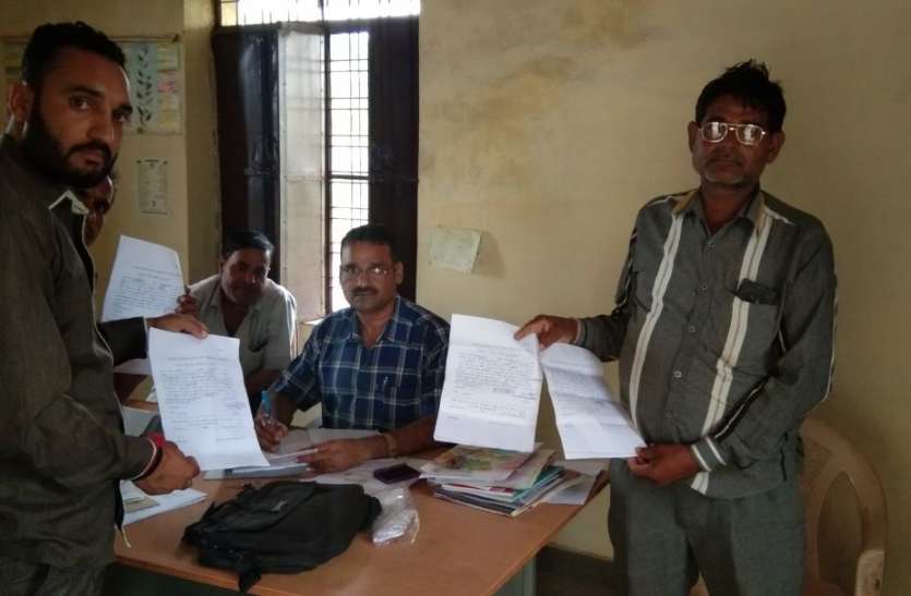 बुवाई के समय किसानों को नहीं मिल रहा सोयाबीन बीज बुवाई के समय किसानों को नहीं मिल रहा सोयाबीन बीज
