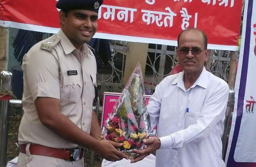 Sub inspector distributed helmet in Bilaspur रिटायरमेंट को यादगार बनाने सब इंस्पेक्टर ने बांटे हेलमेट, दामाद से ली प्रेरणा