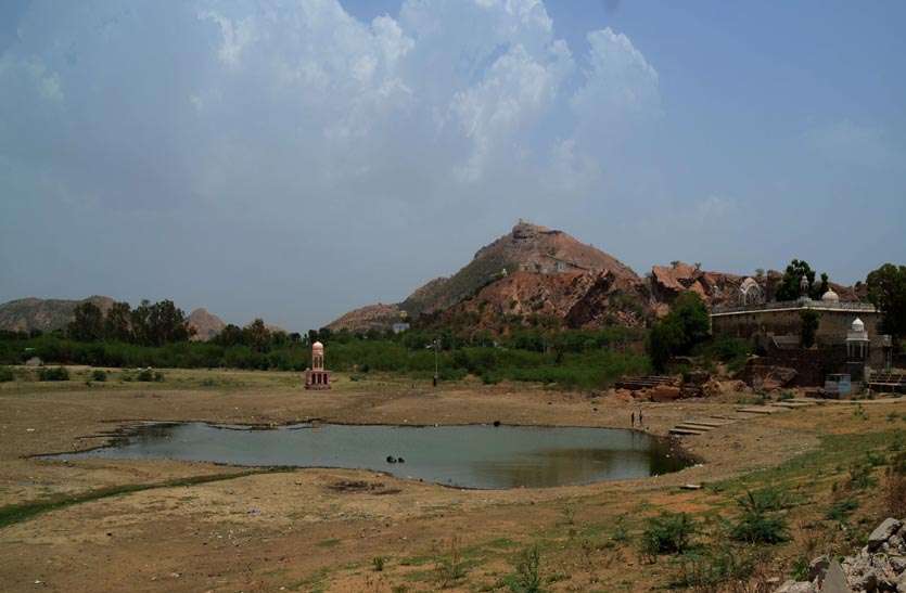 Tourist destination चतुर्भुज तालाब : नगर परिषद की 6 करोड़ की निविदा पर बजट का रोड़ा