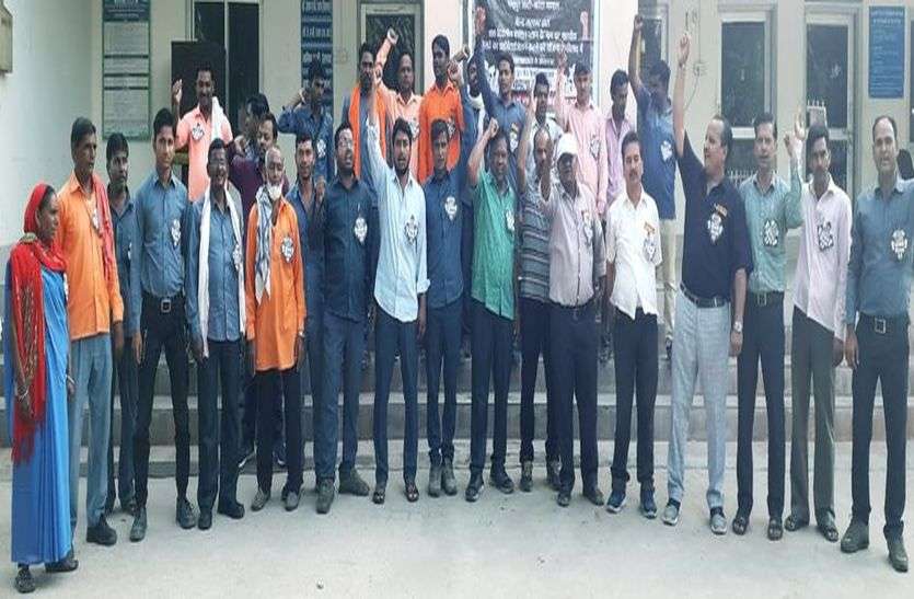 gangapurcity news रेलकर्मियों ने किया प्रदर्शन