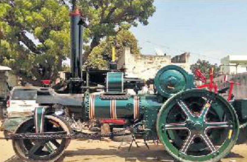 British Era Road Roller in Sikar : ये है 84 साल पुराना स्टीम रोड रोलर... अंग्रेजों के जमाने का यह रोलर अब बंद पड़ा है, फिर भी इसकी कीमत जगुआर एक्सएफ, बीएमडब्ल्यू 6, ऑडी ए-6 जैसी महंगी कारों से भी ज्यादा लगाई जा रही है। ये है 84 साल पुराना रोड रोलर, चलता नहीं फिर भी कीमत Jaguar XF, BMW 6, Audi A6 से भी ज्यादा