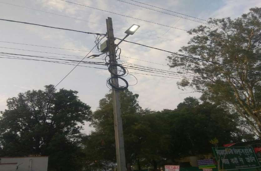 Street lights Burns in day and dark in night दिन में जलती है स्ट्रीट लाइट, रात में अंधेरा