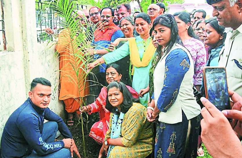 patrika हरियाली लाने के लिए महाअभियान की कलेक्टर-एसपी सहित जनप्रतिनिधियों ने पौधारोपण कर की शुरुआत