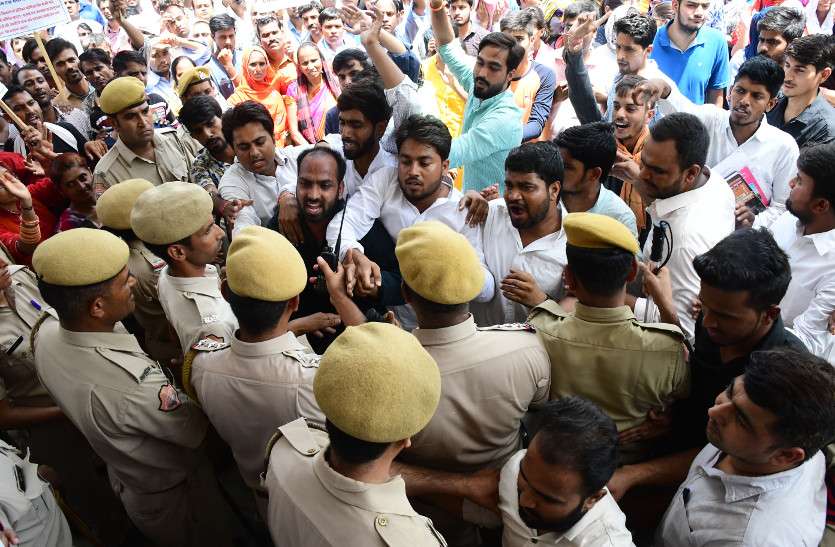 jaipur राजस्थान विश्वविद्यालय : सिंडीकेट की पहली बैठक, जमकर हुआ हंगामा, बजट नहीं हो पाया पास