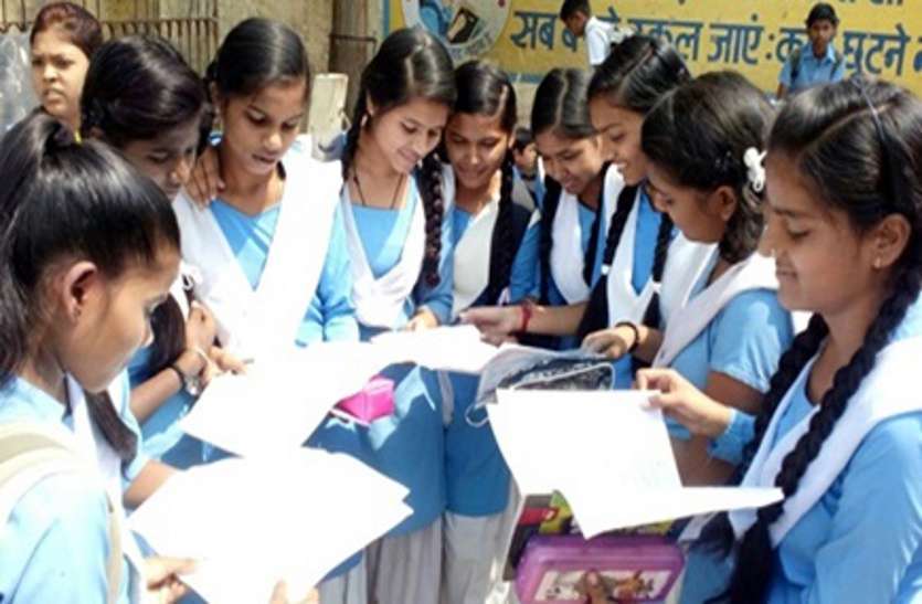 school education durg रुदा स्कूल में सिर्फ ३ शिक्षक, पालकों ने कहा... बच्चों की टीसी दे दो हम उन्हें कहीं और पढ़ाएंगे, डीईओ ने समझाया