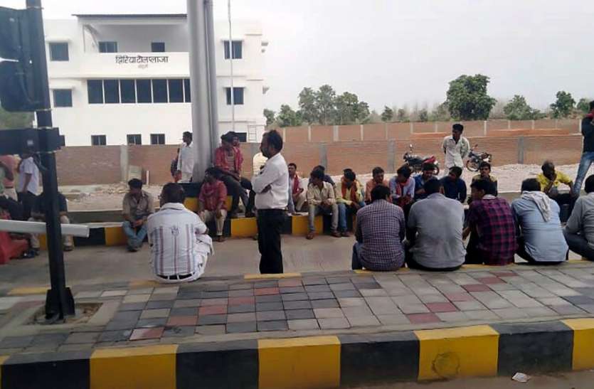 Aaccident near Sohagi toll plaza Rewa हादसे में युवक की मौत पर बवाल, टोल प्लाजा पर शव रखकर धरना, 15 लाख मुआवजे पर बनी सहमति