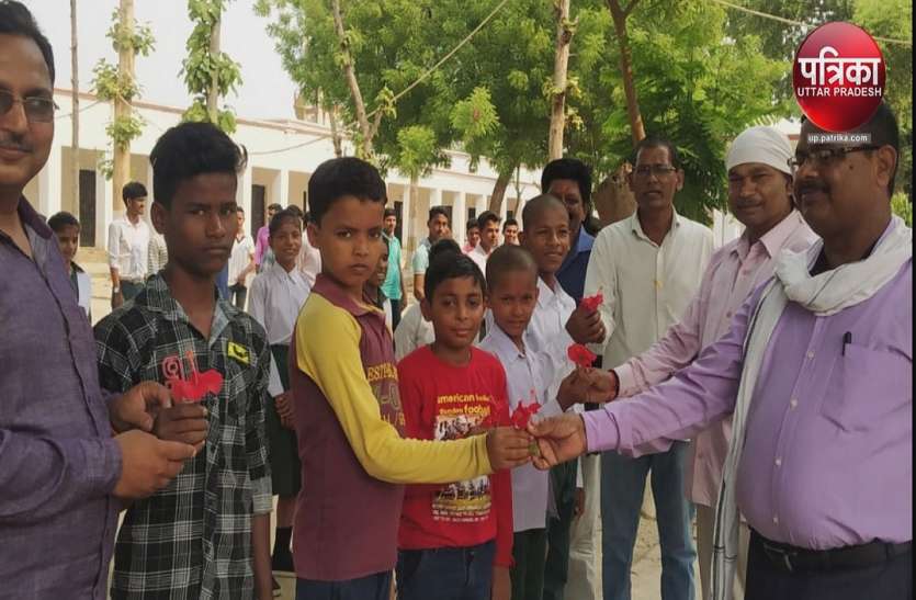 पहले दिन फूल दे कर गुरुओं ने बच्चों का किया स्वागत गांवो के स्कूलो में कुछ अनोखे अंदाज में हुआ बच्चों का स्वागत