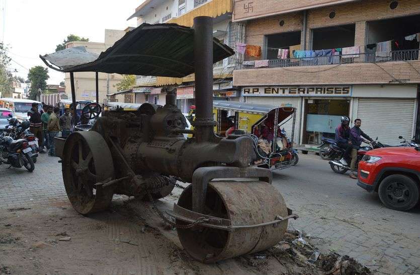 British Era Road Roller in Sikar : ये है 84 साल पुराना स्टीम रोड रोलर... अंग्रेजों के जमाने का यह रोलर अब बंद पड़ा है, फिर भी इसकी कीमत जगुआर एक्सएफ, बीएमडब्ल्यू 6, ऑडी ए-6 जैसी महंगी कारों से भी ज्यादा लगाई जा रही है।