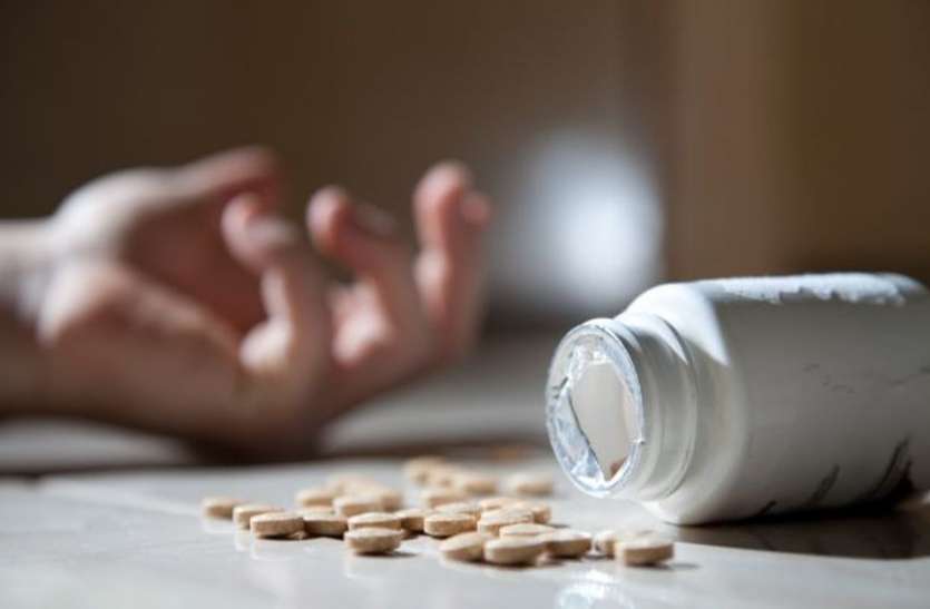 suicide महिला कंपाउंडर बोली- गलत हरकत के केस में फंसा दूंगी तो डॉक्टर ने खा ली नींद की 50 गोली