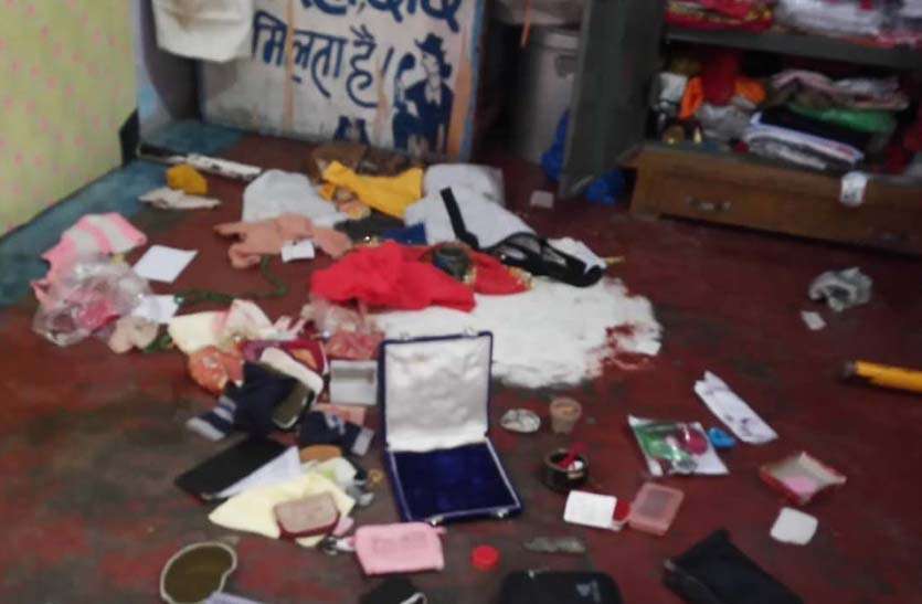 jewelery-and-cash-across-the-country सूने मकान के ताले तोडक़र जेवरात एवं नकदी पार