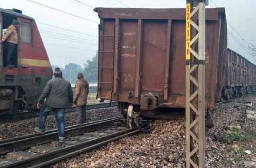 mumnbai रेलवे ट्रैक से उतरी मालगाड़ी पटरी से उतरी, कई ट्रेने रद्द