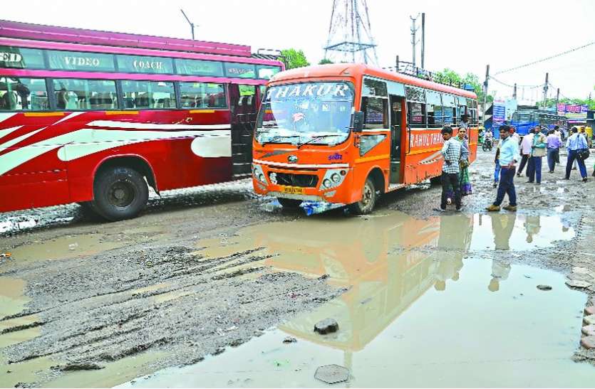 indore नौलखा और तीन इमली बस स्टैंड पर कीचड़ से परेशान हो रहे लोग