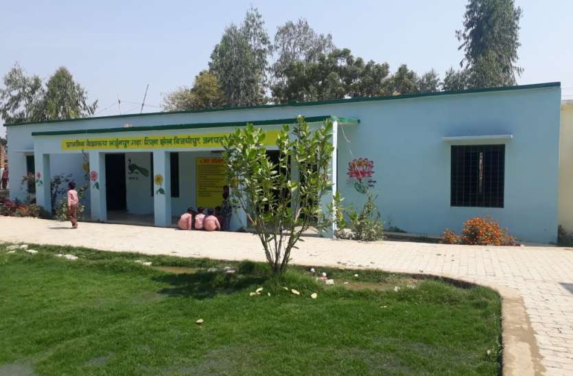 Primary School Arjunpur garha Fatehpur यूपी का अनोखा सरकारी स्कूल, डाइनिंग टेबल पर लंच करते हैं बच्चे, स्वच्छता अभियान में भी है आदर्श