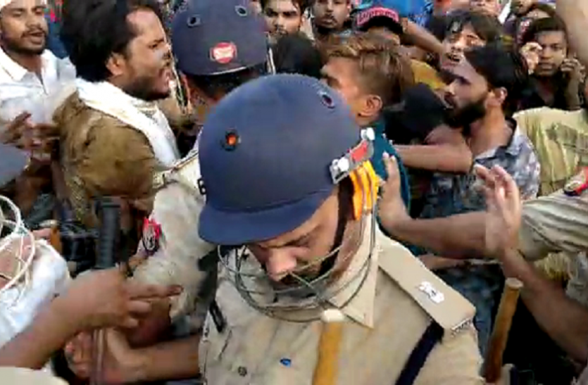 meerut मेरठ: मॉब लिंचिंग के खिलाफ प्रदर्शन कर रहे लोगों पर लाठीचार्ज, इंटरनेट पर लगाया बैन- देखें वीडियो