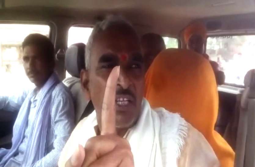 BJP MLA Surendra Singh बीजेपी विधायक का दावा, मैं इतना चरित्रवान और ईमानदार कि गंगा और घाघरा अपनी धारा बदल देंगे