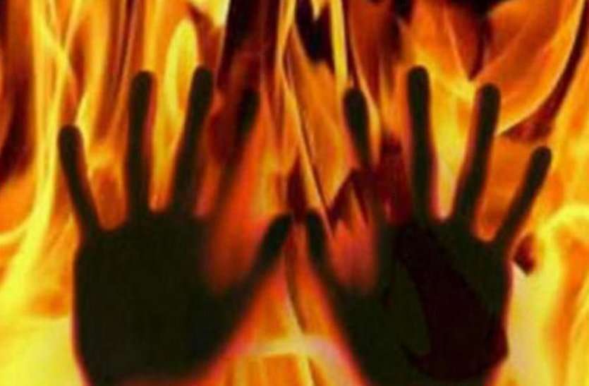 molestation ,molestation,molestation against women,married women molested,village women molested,crime patrol,Crime in Jabalpur,latest news in hindi,jabalpur police,mp police. bhopal police,harassment of women ,Harassment of Women,Jabalpur, गुस्से में पत्नी ने खुद पर उड़ेला केरोसिन, तैश में आकर पति ने लगा दी आग, फिर पछताता रहा