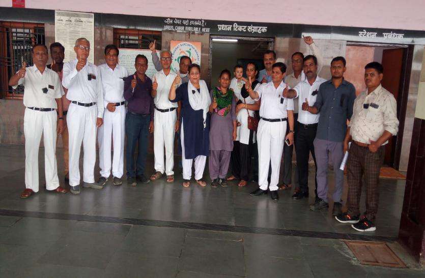 railway Railway : रेलकर्मियों ने कालीपट्टी बांधकर किया निजीकरण का विरोध
