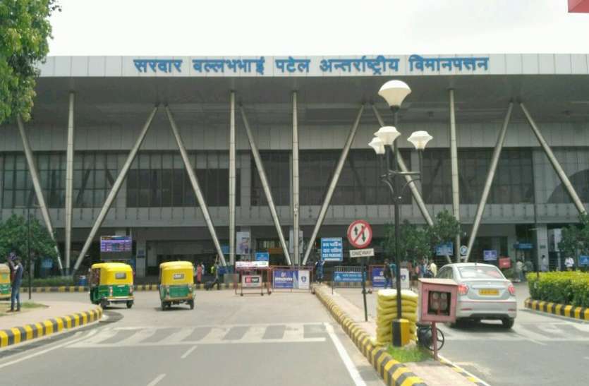 Ahmedabad Airport Flight diverted in Ahmedabad कोरियन एयरलाइंस की फ्लाइट मुंबई से अहमदाबाद डाइवर्ट, 10 घंटे बाद यात्रियों को मिला भोजन