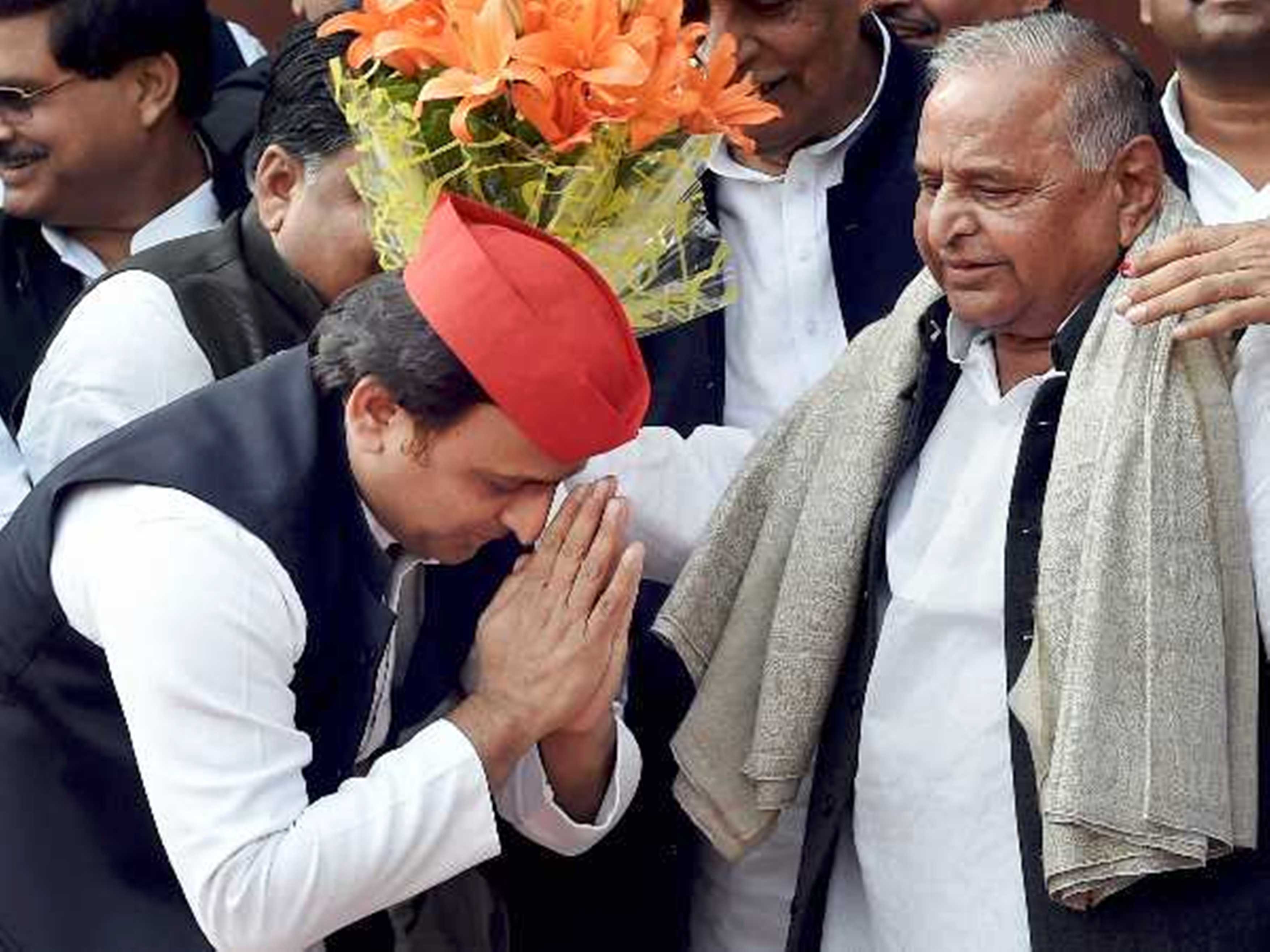 birthday special story of national president sp akhilesh yadav मुख्यमंत्री बनने के बाद से सिर्फ बेवफाइयों भरा रहा अखिलेश का सफर