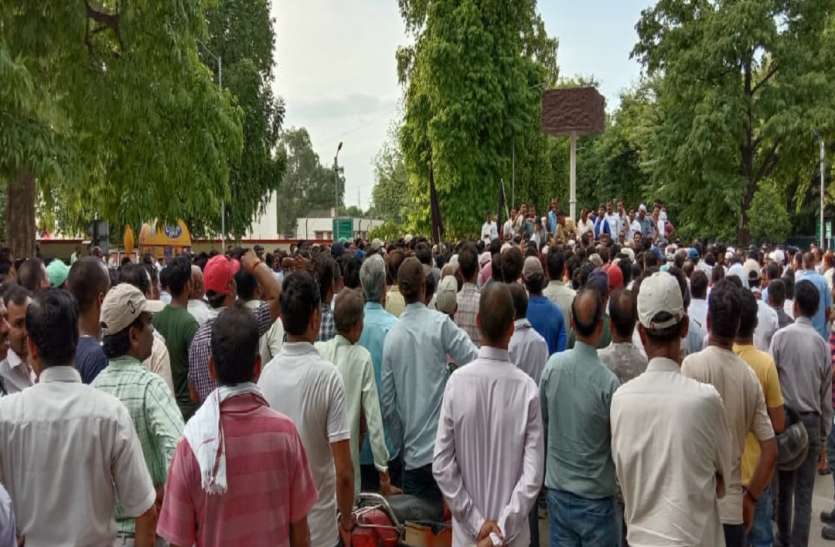 निगमीकरण के खइलाफ डीएलडब्ल्यू कर्मचारियों की रैली निगमीकरण के विरोध में डीएलडब्ल्यू कर्मियों ने निकाली रैली, किया जोरदार प्रदर्शन