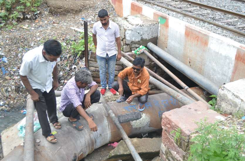 Now contractors who have not completed construction on time will be black listedpipe line leakage repair अब समय पर निर्माण पूरा नहीं करने वाले ठेकेदार होंगे ब्लैक लिस्टेड