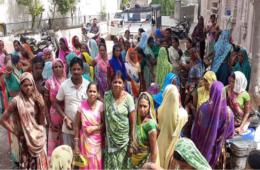 chtfund fraud in banswara महिलाओं को कमाई का झांसा देकर कर रहे थे ठगी, जब भीड़ उमड़ी तो हुआ भंडाफोड़