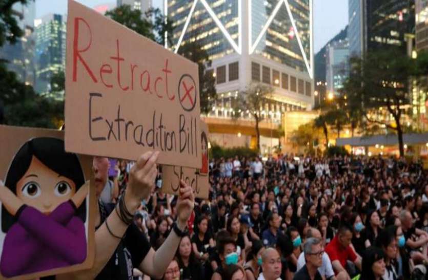 hong kong हांगकांग: लोकतंत्र समर्थकों ने निकाला मार्च, पुलिस ने आंसू गैस के गोले छोड़े