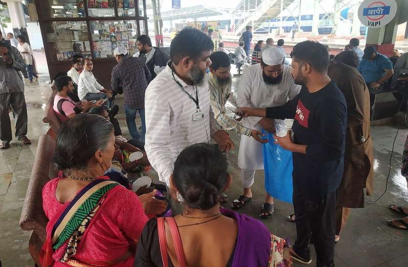 patrika VAPI NEWS: वापी की जमीयते उलेमा हिन्द बनी रेल यात्रियों की मददगार